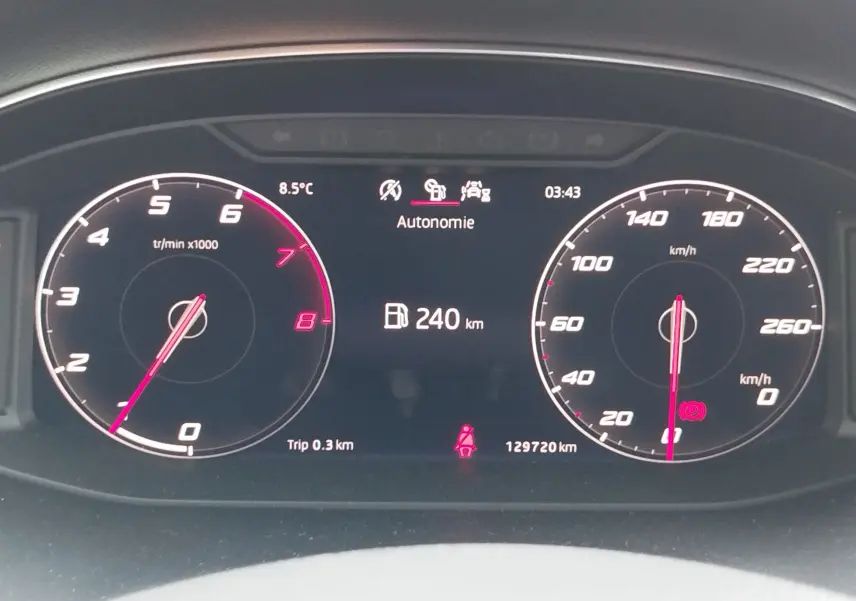 Tableau de bord numérique d'une SEAT Arona 2020, affichant autonomie 240 km, tachymètre et compteur de vitesse à l'arrêt.