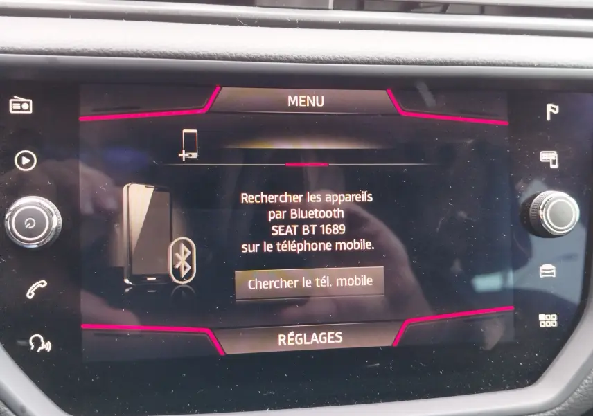 Écran tactile central du SEAT Arona 2020 affichant le menu Bluetooth avec options de connexion et réglages.