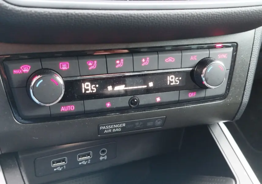Tableau de bord de la SEAT ARONA 2020, zoom sur la commande de climatisation automatique affichant 19,5°C.