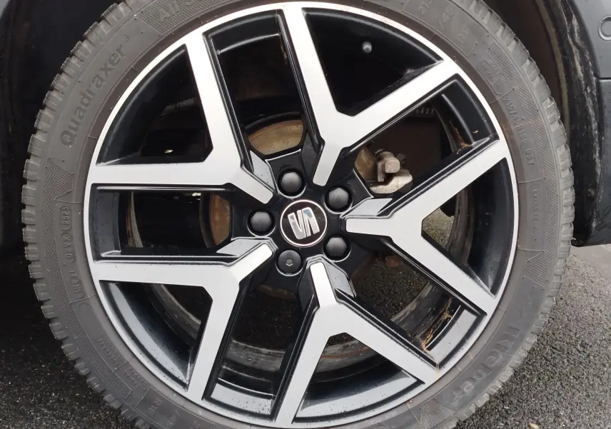 Gros plan sur la jante alliage bicolore noire et argentée de la SEAT ARONA 2020, mettant en valeur son design moderne.