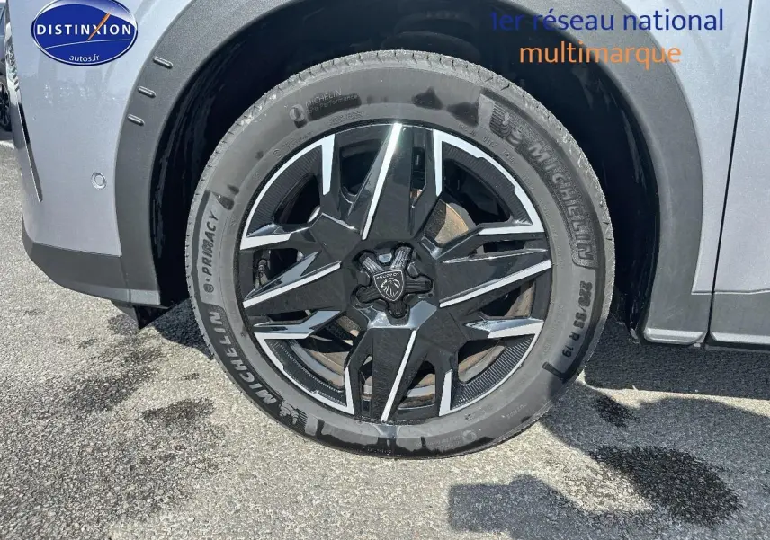 Gros plan sur la roue avant droite d’un Peugeot 3008 gris Artense avec jante alu noire et argentée.