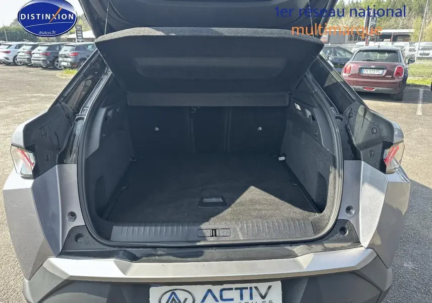 Coffre ouvert d’un Peugeot 3008 gris Artense, vue arrière montrant l’espace de chargement vide.