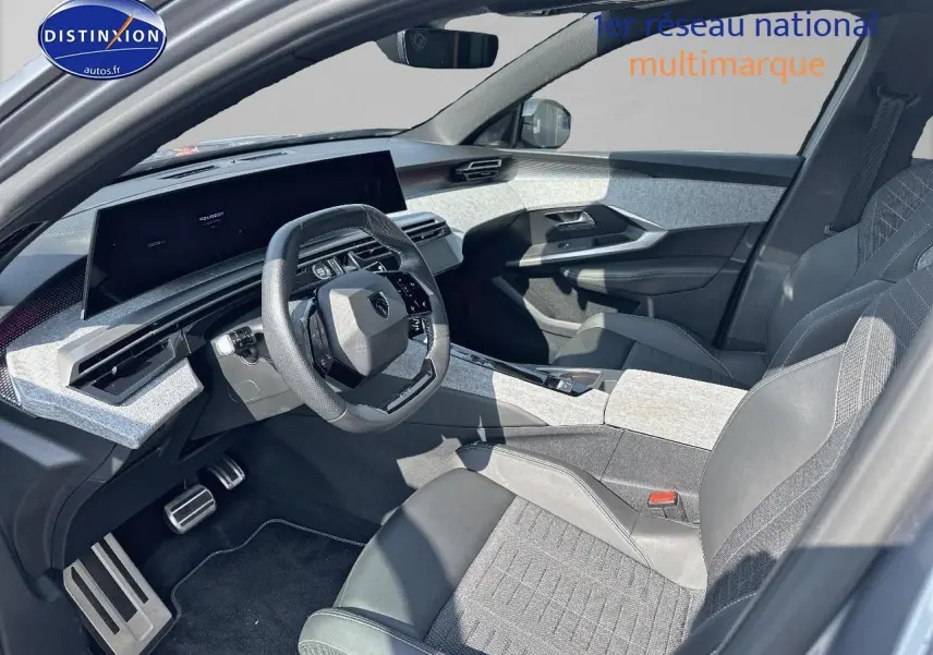 Vue intérieure côté conducteur du Peugeot 3008 gris artense, avec volant cuir multifonction et sièges bi-matière.