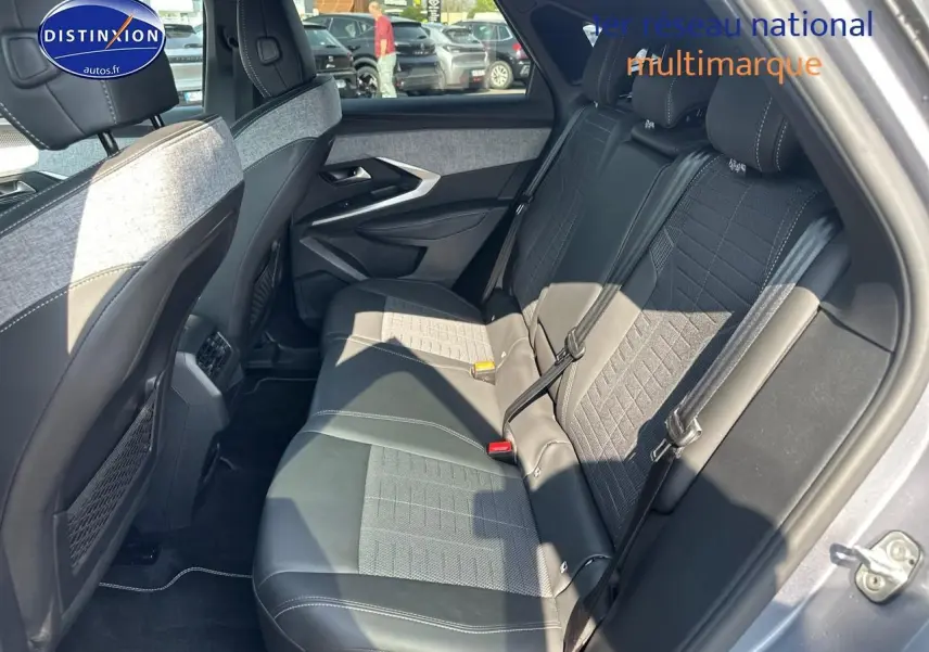 Vue intérieure côté droit sur la banquette arrière en tissu et cuir du Peugeot 3008 gris Artense 2025, avec ceintures visibles.