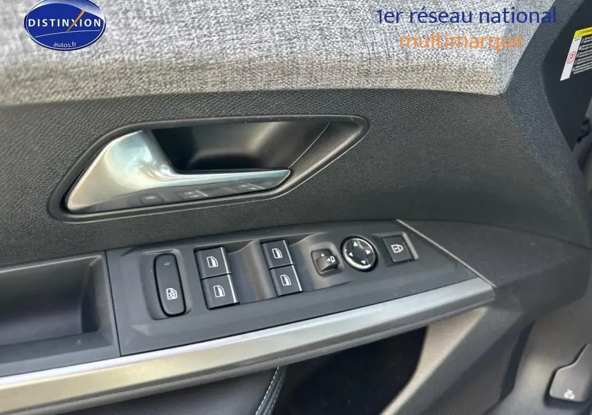 Détail de la commande des vitres et rétroviseurs côté conducteur du Peugeot 3008 gris Artense, intérieur noir.