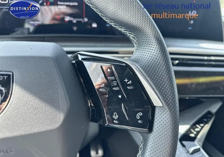 Gros plan sur le volant cuir perforé du Peugeot 3008 gris Artense, avec commandes vocales et audio intégrées.