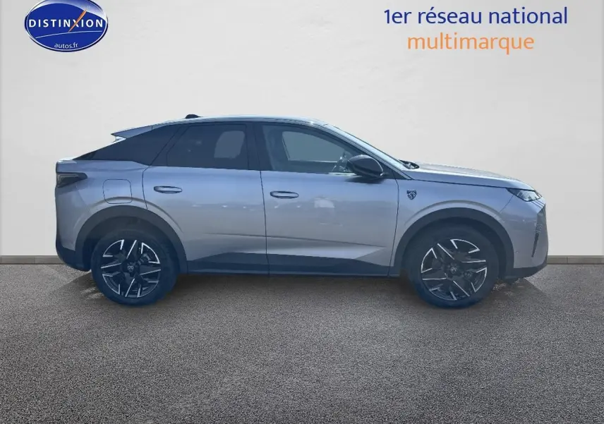 Profil droit d’un Peugeot 3008 gris Artense 2025 avec jantes alu noires et toit noir contrasté.