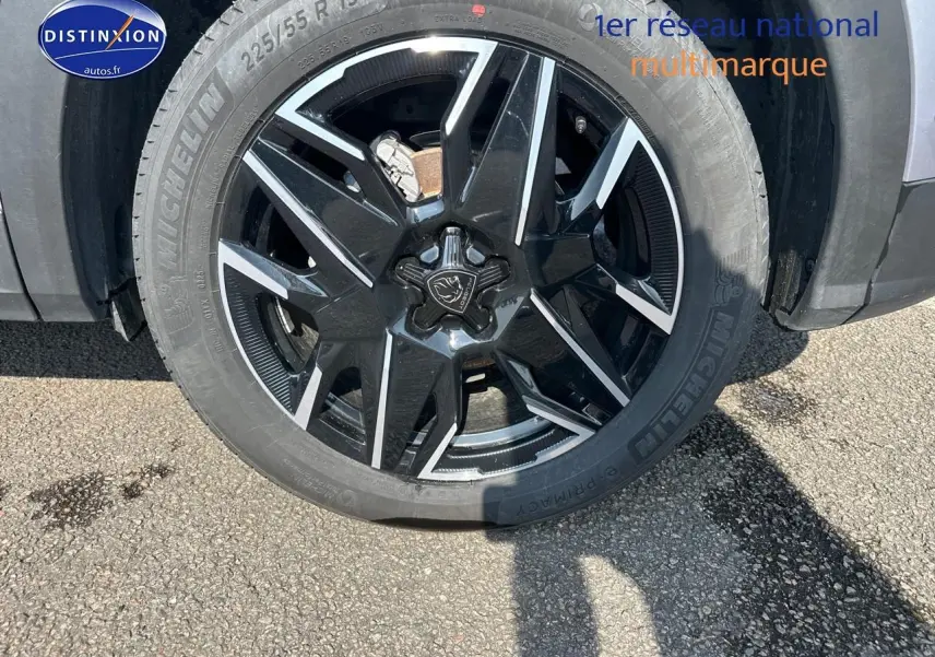 Gros plan sur la jante alu noire et argentée du côté droit d’un Peugeot 3008 gris Artense 2025.