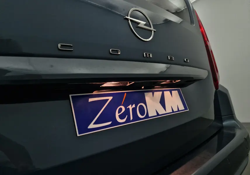 Gros plan arrière sur l'Opel Combo Life bleu Kiama avec plaque Zéro KM et logo Opel visible.