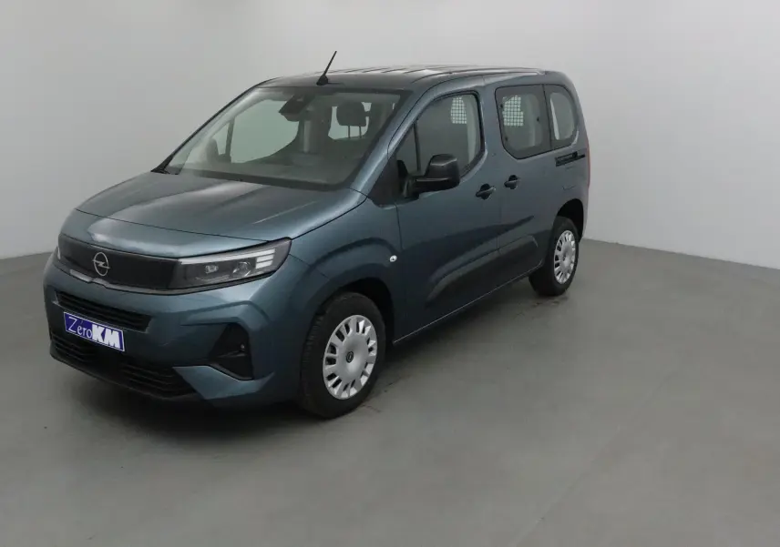 Opel Combo Life bleu Kiama en 3/4 avant droit, avec grille de séparation visible à l'arrière.