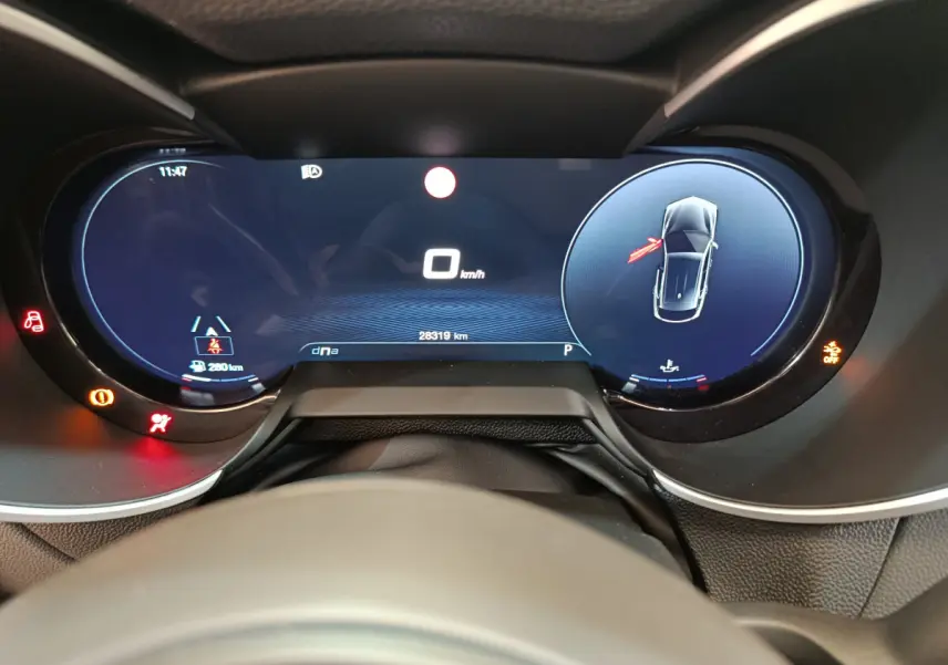 Vue rapprochée du combiné d'instruments numérique de l'Alfa Romeo Stelvio 2.2 TD Sprint 2024 affichant la vitesse à 0 km/h.