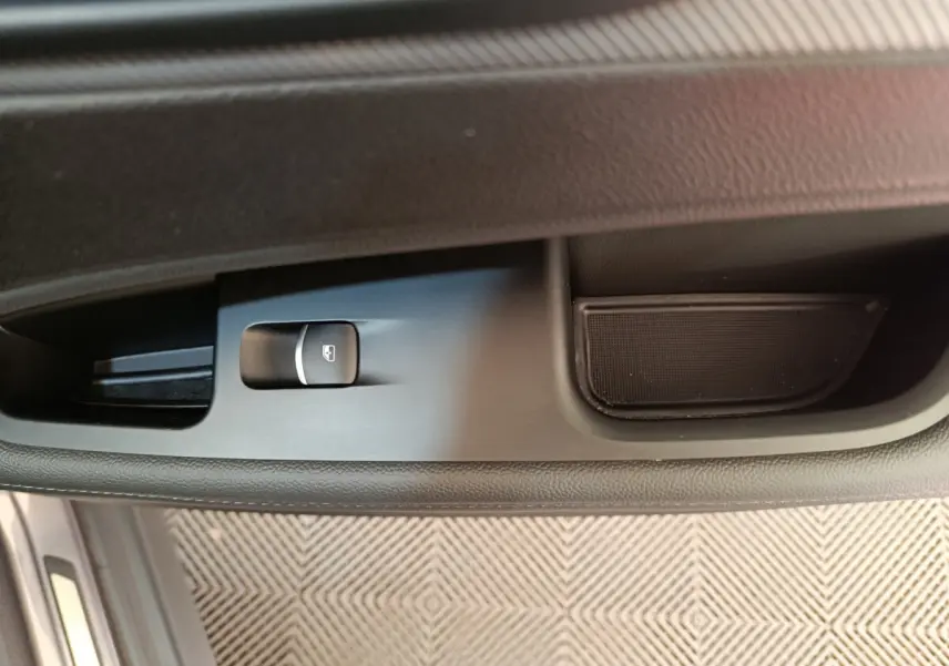 Bouton de commande de vitre sur la porte intérieure côté conducteur d'une Alfa Romeo Stelvio gris foncé 2024 Sprint.