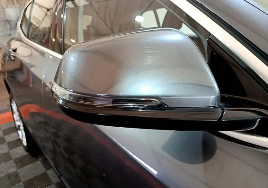 Gros plan sur le rétroviseur droit gris métallisé du BMW X2 sDrive18i Lounge 2021 avec clignotant intégré.