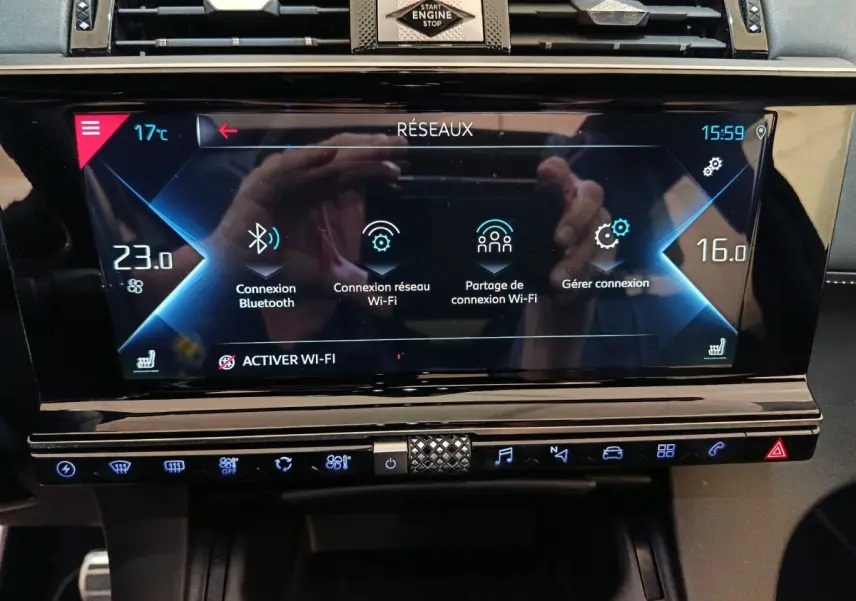 Écran tactile central du tableau de bord du DS7 Crossback noir, affichant les options de connexion Wi-Fi et Bluetooth.