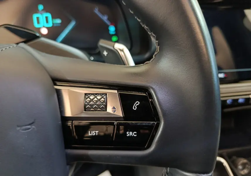 Gros plan sur les commandes gauche du volant cuir noir du DS7 Crossback E-TENSE 4x4 300 LOUVRE 2022.