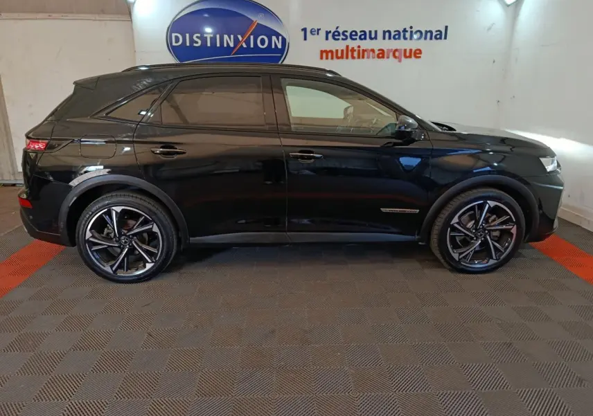Vue de profil côté gauche du DS7 Crossback E-TENSE 4x4 300 noir, avec jantes noires et vitres teintées.