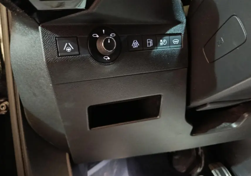 Détail intérieur du tableau de bord côté gauche du DS7 Crossback noir, avec commandes d’assistance et réglages lumineux.