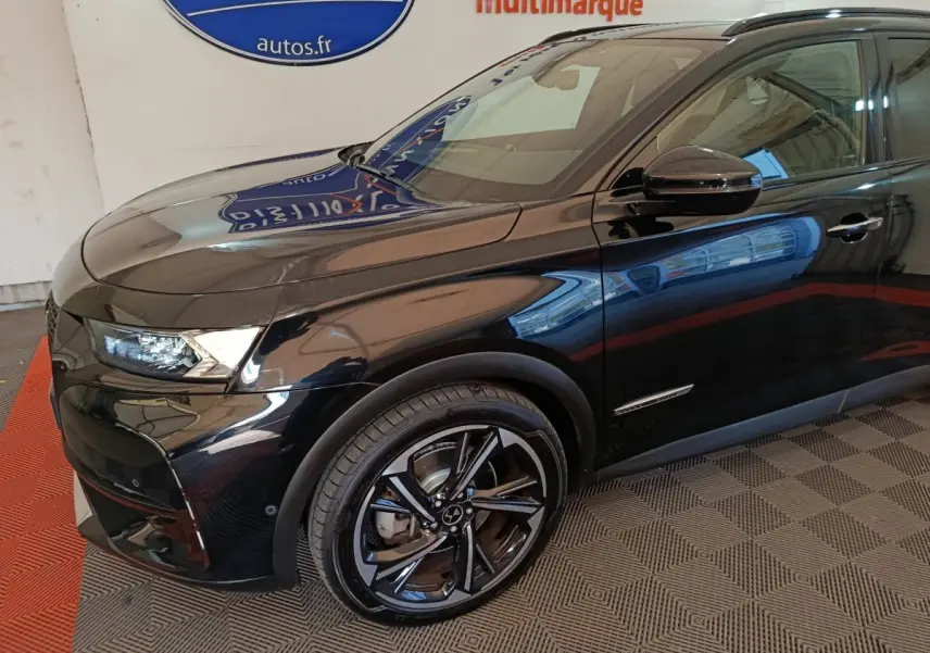 Vue 3/4 avant droit du DS7 Crossback E-TENSE 4x4 300 noir brillant, mettant en valeur ses jantes alliage et phares LED.