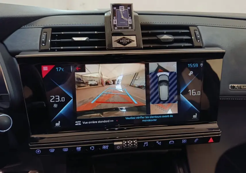 Vue rapprochée de l’écran tactile central du DS7 Crossback noir 2022 affichant la caméra de recul et l’aide au stationnement.