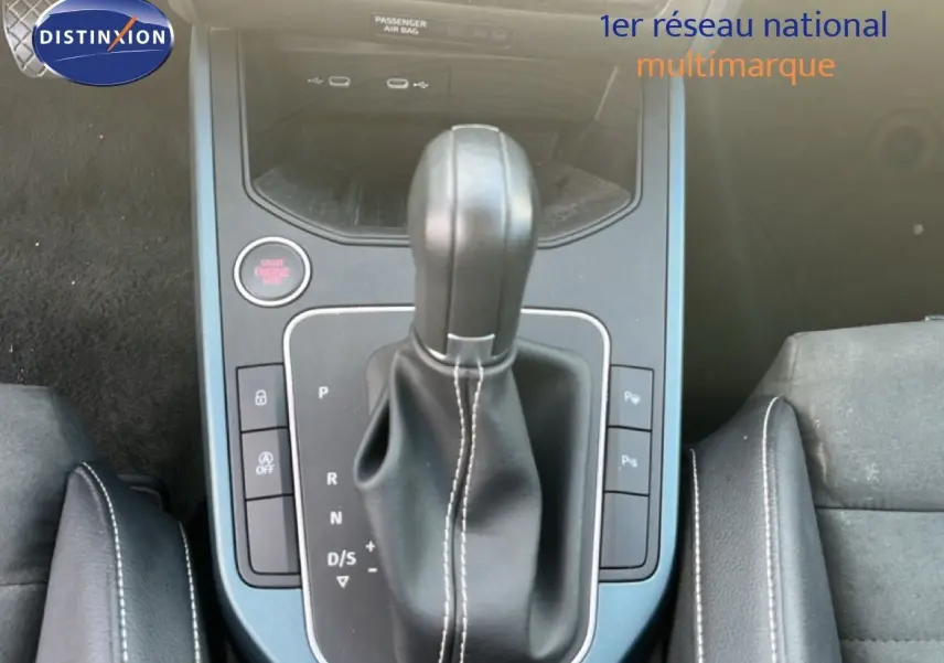 Gros plan sur la commande de boîte automatique noire avec coutures blanches dans l’habitacle du SEAT Arona 2025.