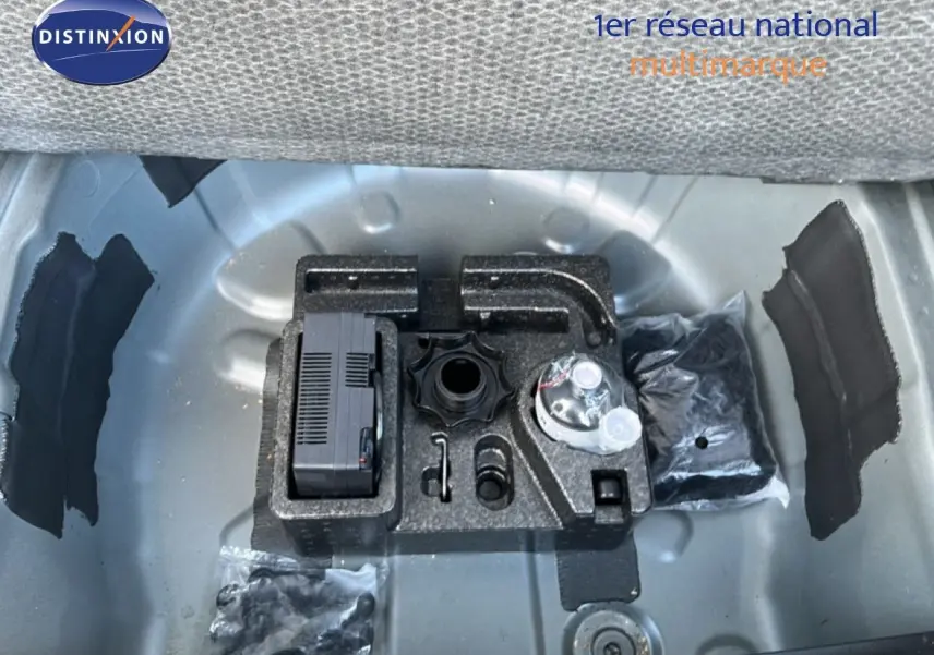 Coffre ouvert montrant le rangement sous plancher avec kit de réparation et accessoires du SEAT Arona gris métallique.