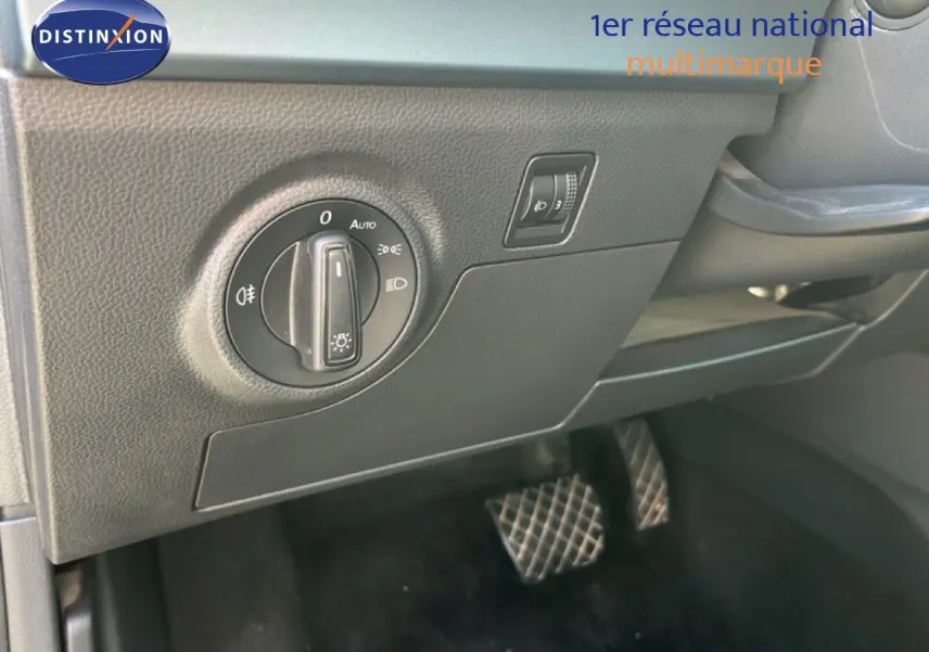 Détail du tableau de bord côté gauche avec commande d’éclairage et pédales en aluminium dans un SEAT Arona gris métallique.