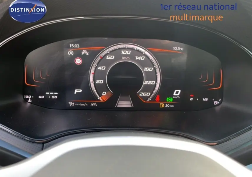 Tableau de bord numérique de SEAT Arona 2025 affichant la vitesse, la température et l'autonomie, vue de face.