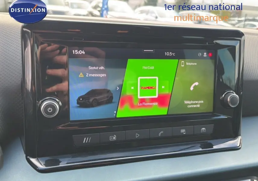 Écran tactile central du tableau de bord du SEAT Arona 2025, affichant la radio FM/DAB et les notifications véhicule.