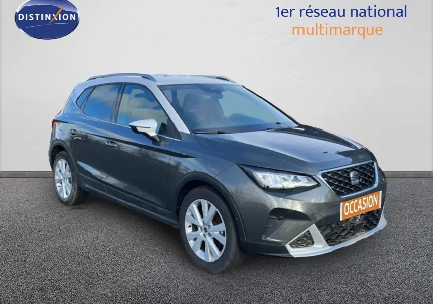 SEAT Arona gris magnétique métal vu en 3/4 avant droit avec détails de calandre et jantes visibles.