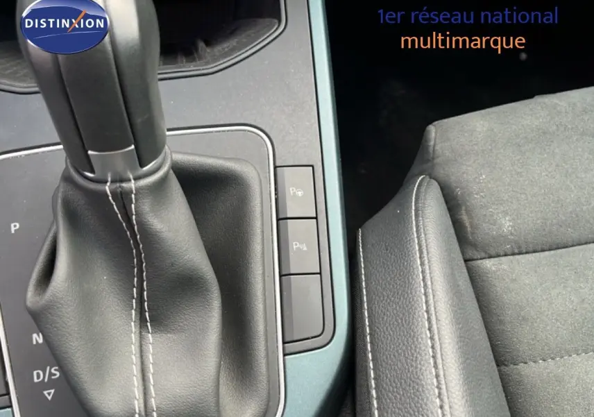 Gros plan sur la console centrale et levier de vitesse en cuir noir du SEAT Arona gris métallique 2025, intérieur tissu et alcantara.