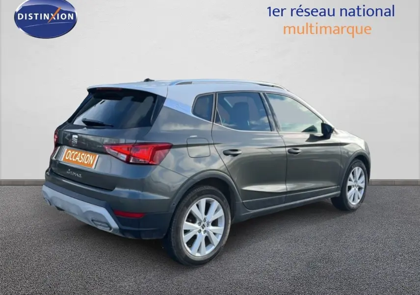 SEAT Arona gris magnétique en 3/4 arrière droit, toit noir contrasté et jantes alliage visibles.