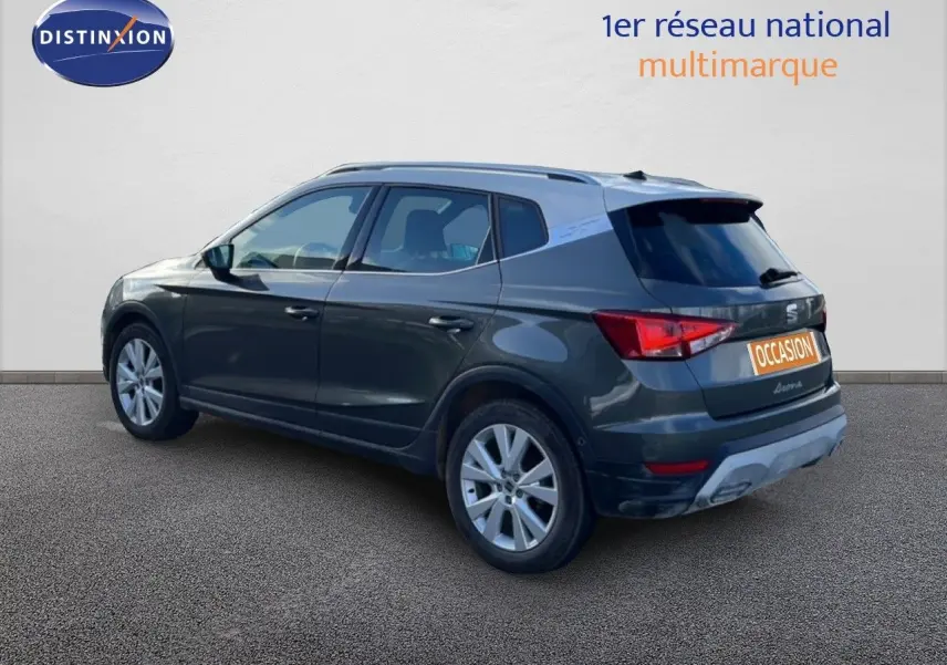 SEAT Arona gris magnétique vue 3/4 arrière droit, toit blanc contrasté et jantes alliage 17 pouces.