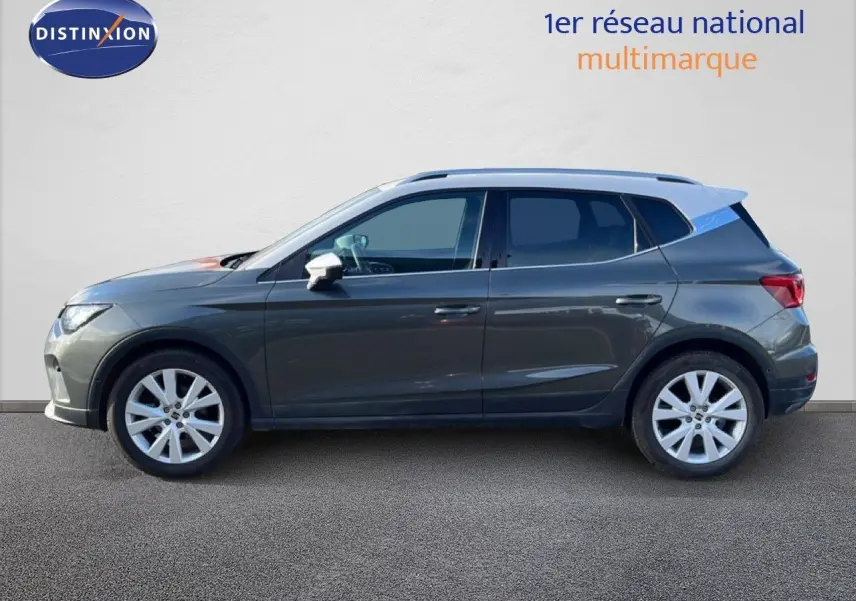 Vue de profil côté gauche du SEAT Arona gris magnétique avec toit blanc, jantes alliage et lignes modernes.