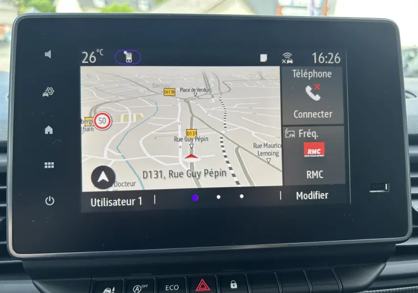 Écran tactile central du tableau de bord du Renault Trafic blanc, affichant la navigation GPS et les options multimédia.