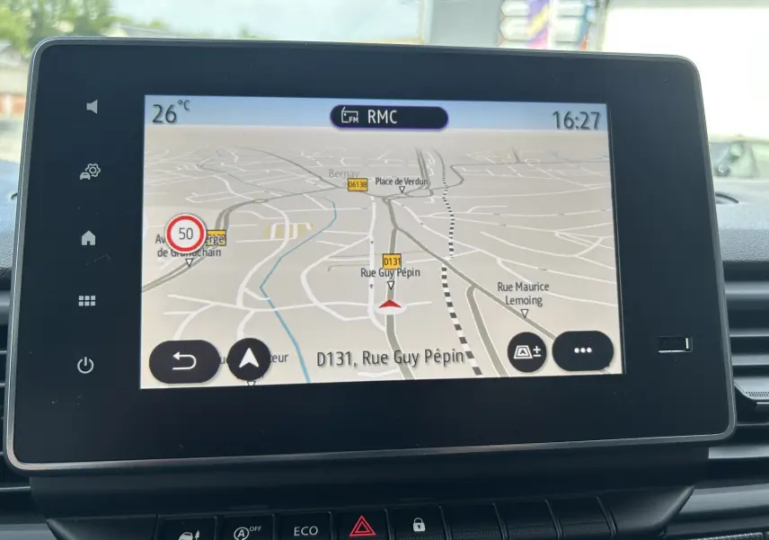 Écran tactile de navigation Easy Link 8 pouces dans le tableau de bord du Renault Trafic Fourgon blanc, vue intérieure frontale.