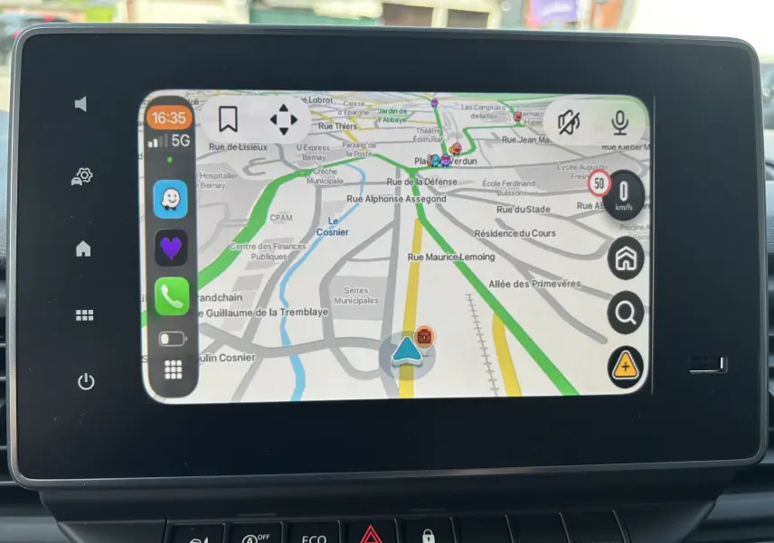 Écran tactile 8 pouces du Renault Trafic blanc montrant la navigation GPS avec interface Easy Link.