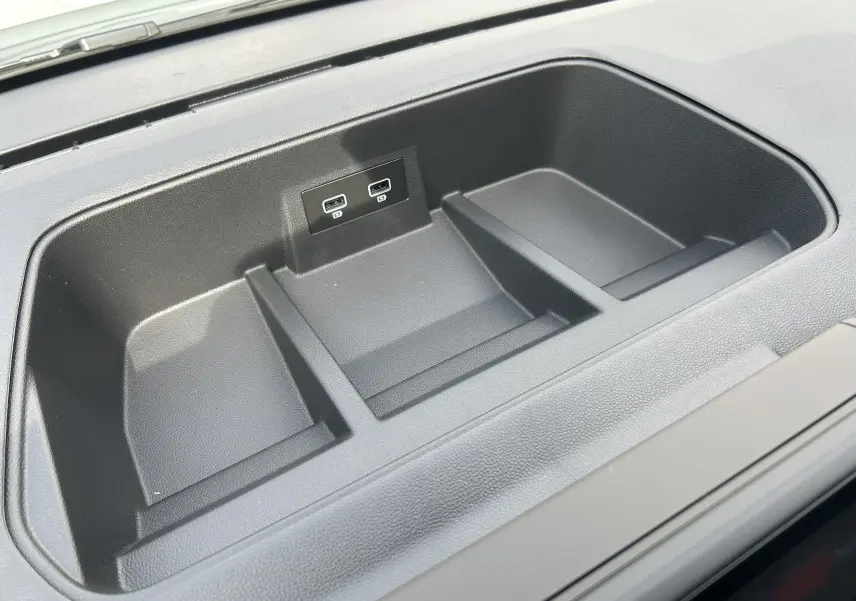 Rangement intérieur noir avec deux ports USB, situé sur le tableau de bord du Renault Trafic Fourgon L1H1.