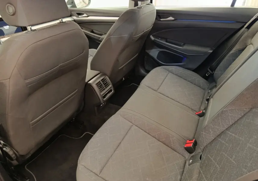 Vue intérieure arrière côté droit de la Volkswagen Golf 1.0 eTSI Life Business avec sièges tissu gris et éclairage d'ambiance bleu