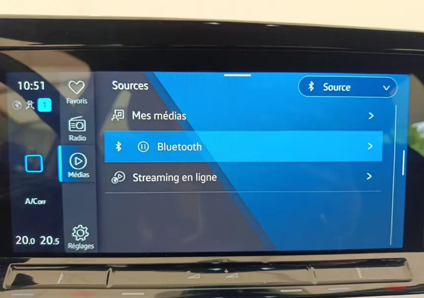 Écran tactile multimédia de la Volkswagen Golf 1.0 eTSI Life Business affichant les sources audio Bluetooth et streaming en ligne.