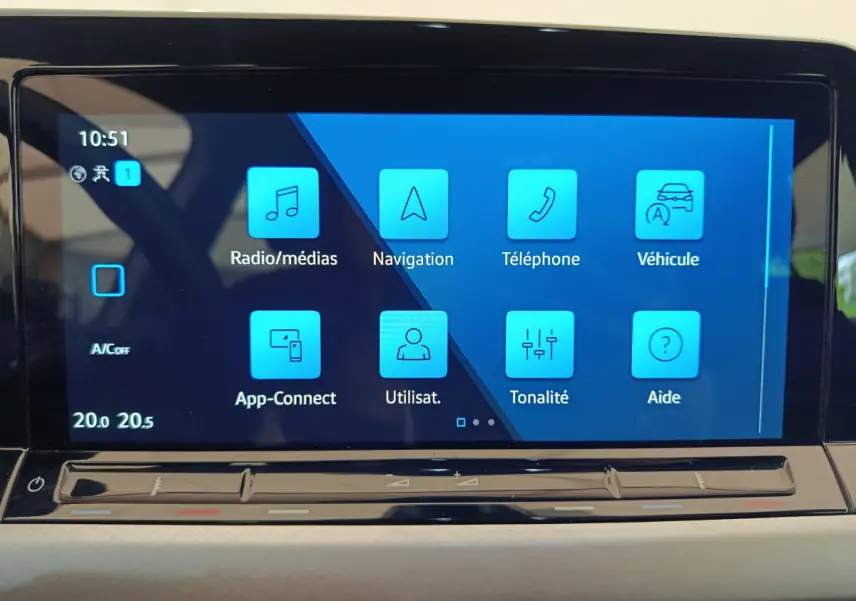 Écran tactile central de la Volkswagen Golf gris foncé affichant les menus multimédia et navigation.