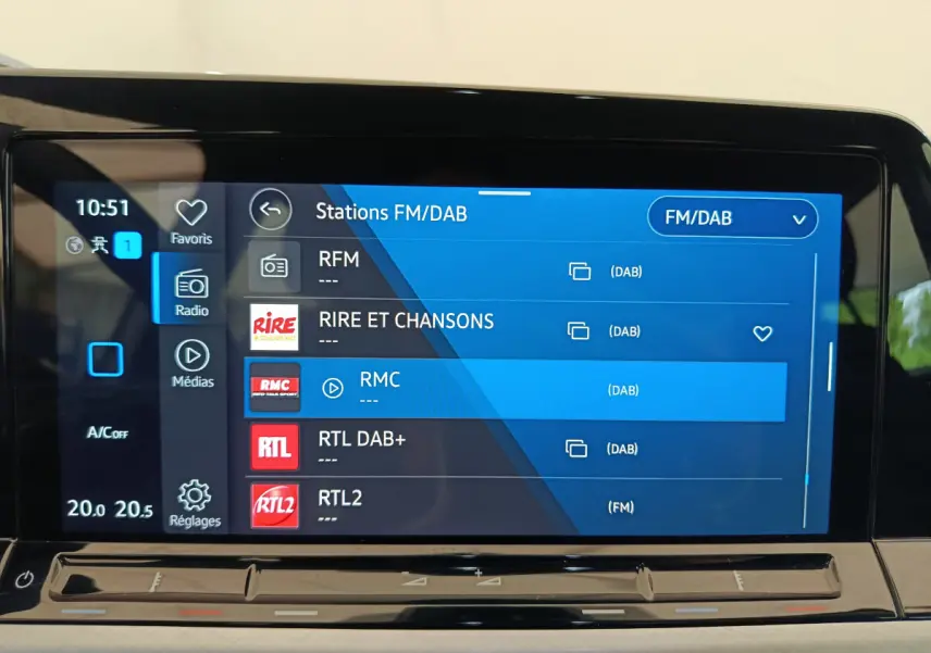 Écran tactile central de la Volkswagen Golf 2022 affichant les stations FM/DAB avec interface bleue et noire.