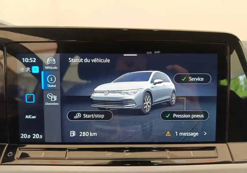 Écran tactile du tableau de bord affichant le statut d'une Volkswagen Golf gris foncé vue de profil droit.