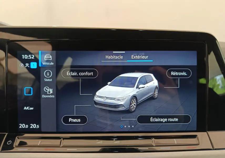 Écran tactile affichant une Volkswagen Golf grise vue en 3/4 avant avec annotations des éléments extérieurs.