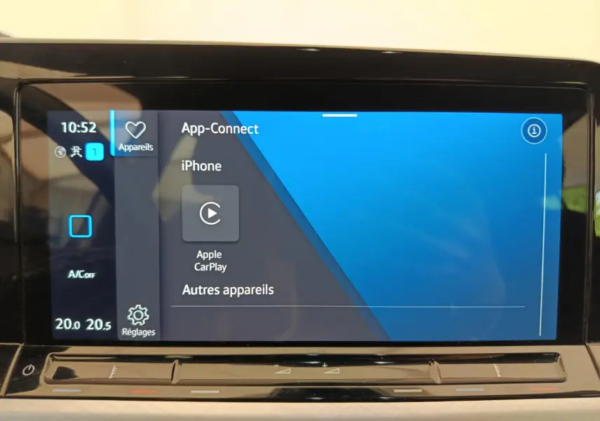 Écran tactile central de la Volkswagen Golf gris foncé 2022 affichant Apple CarPlay et réglages climatisation.