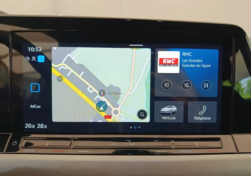 Écran tactile central de la Volkswagen Golf gris foncé 2022 affichant navigation et radio RMC.