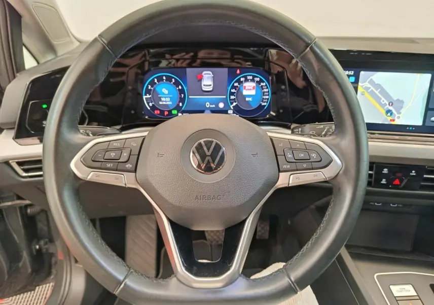 Volant cuir noir de Volkswagen Golf 2022 avec tableau de bord numérique et écran tactile de navigation.