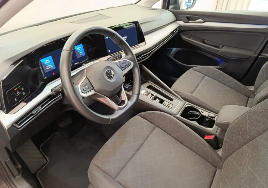 Intérieur avant droit de la Volkswagen Golf 1.0 eTSI Life Business 2022, sièges gris et tableau de bord digital.