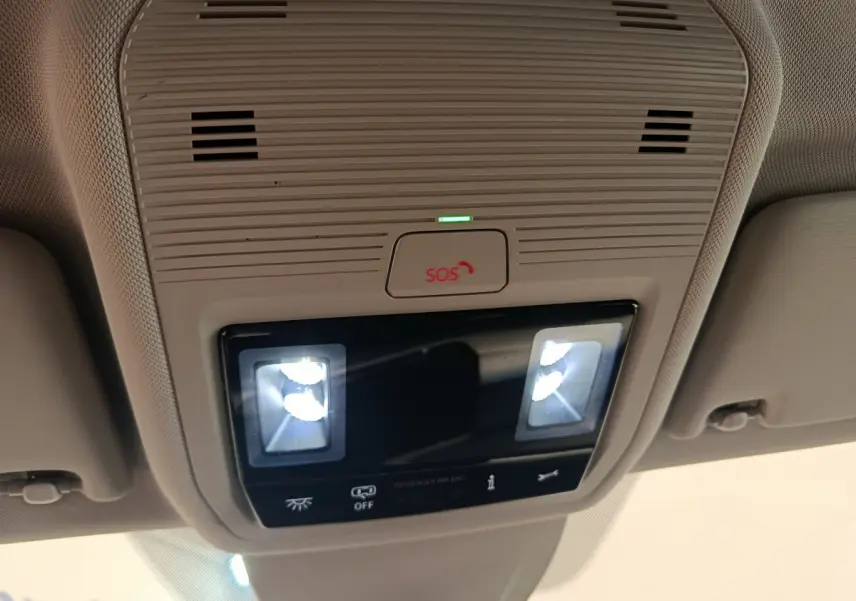 Plafonnier intérieur beige avec éclairage LED et bouton SOS dans une Volkswagen Golf gris foncé, vue du dessous