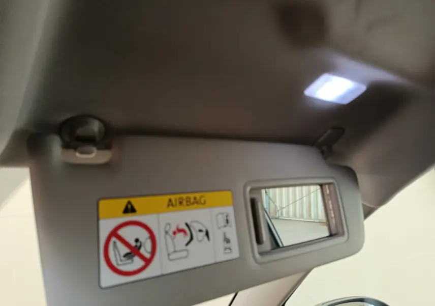 Miroir de courtoisie éclairé sur pare-soleil côté conducteur d'une Volkswagen Golf gris foncé 2022.