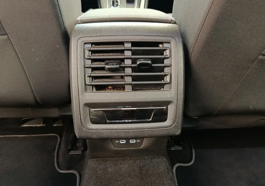 Buses d'aération arrière et ports USB visibles entre les sièges avant d'une Volkswagen Golf gris foncé 2022.